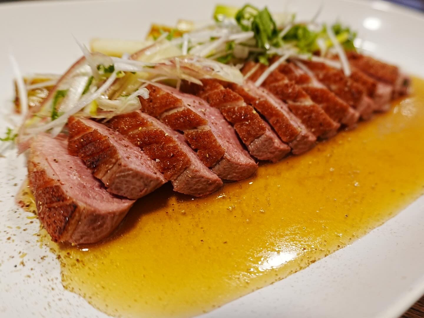 ソースと野菜を添えた肉料理