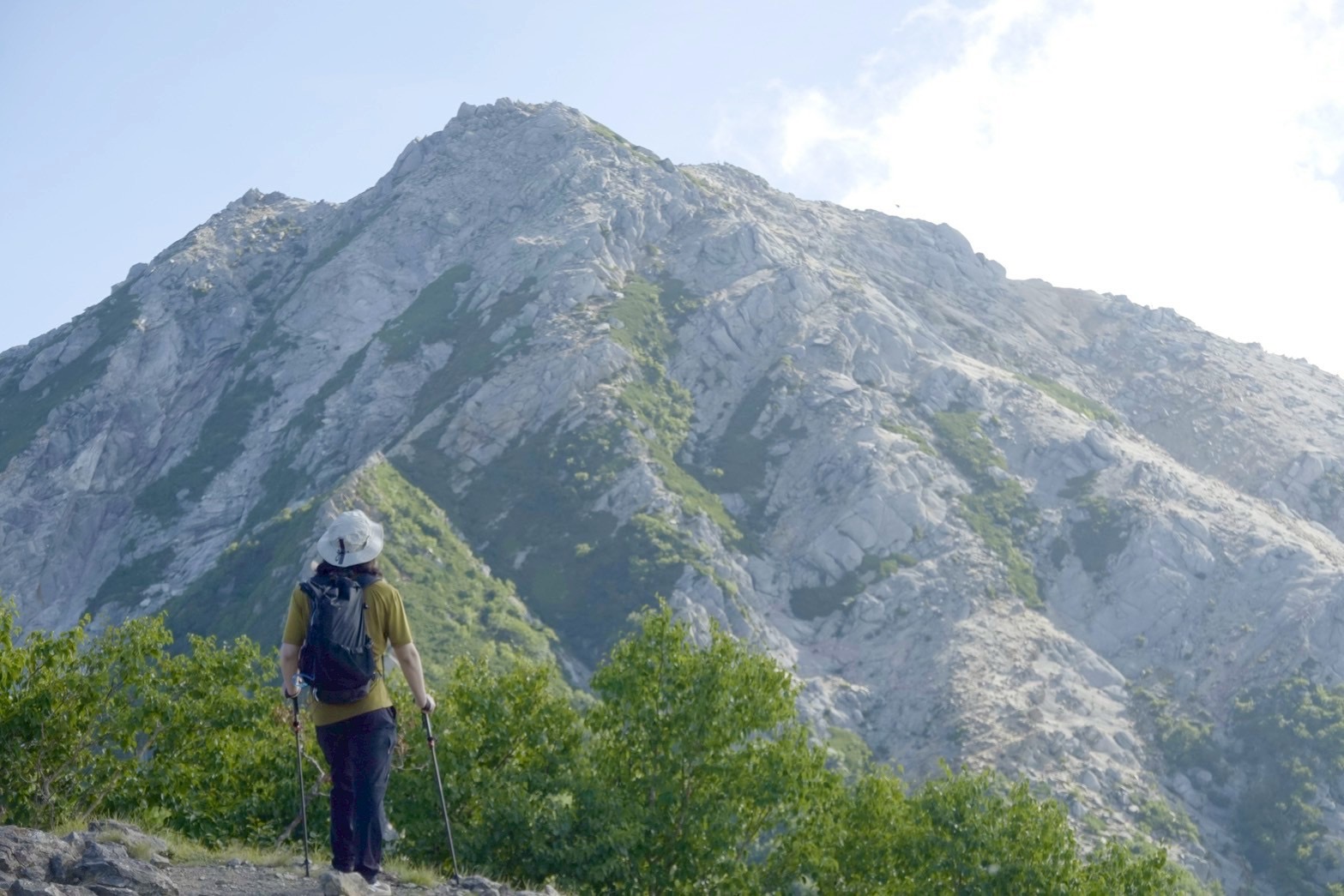 山を見上げる登山者