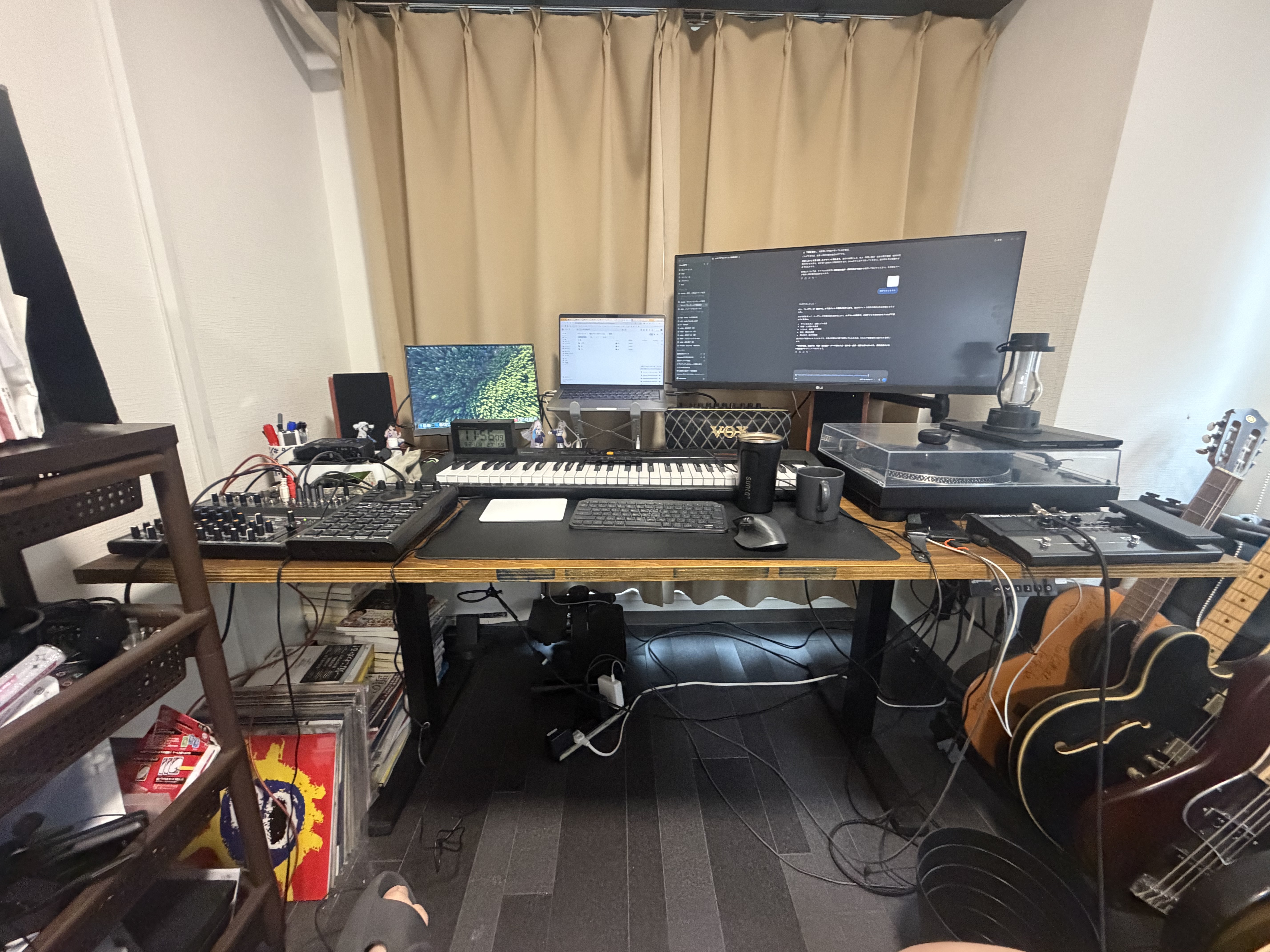楽器と機材が並ぶ制作環境
