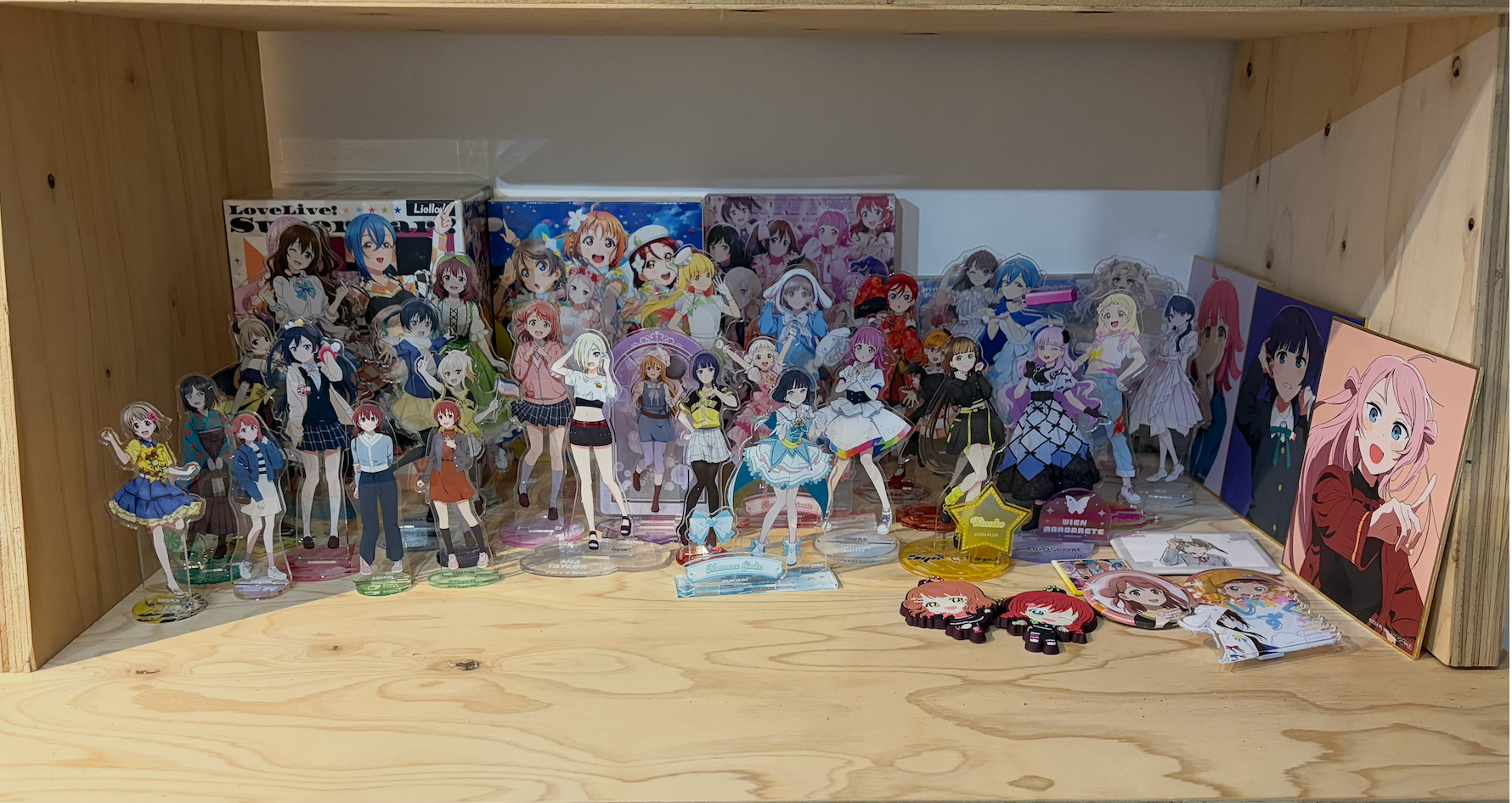 会社のオフィスに飾られたアニメグッズのコレクション