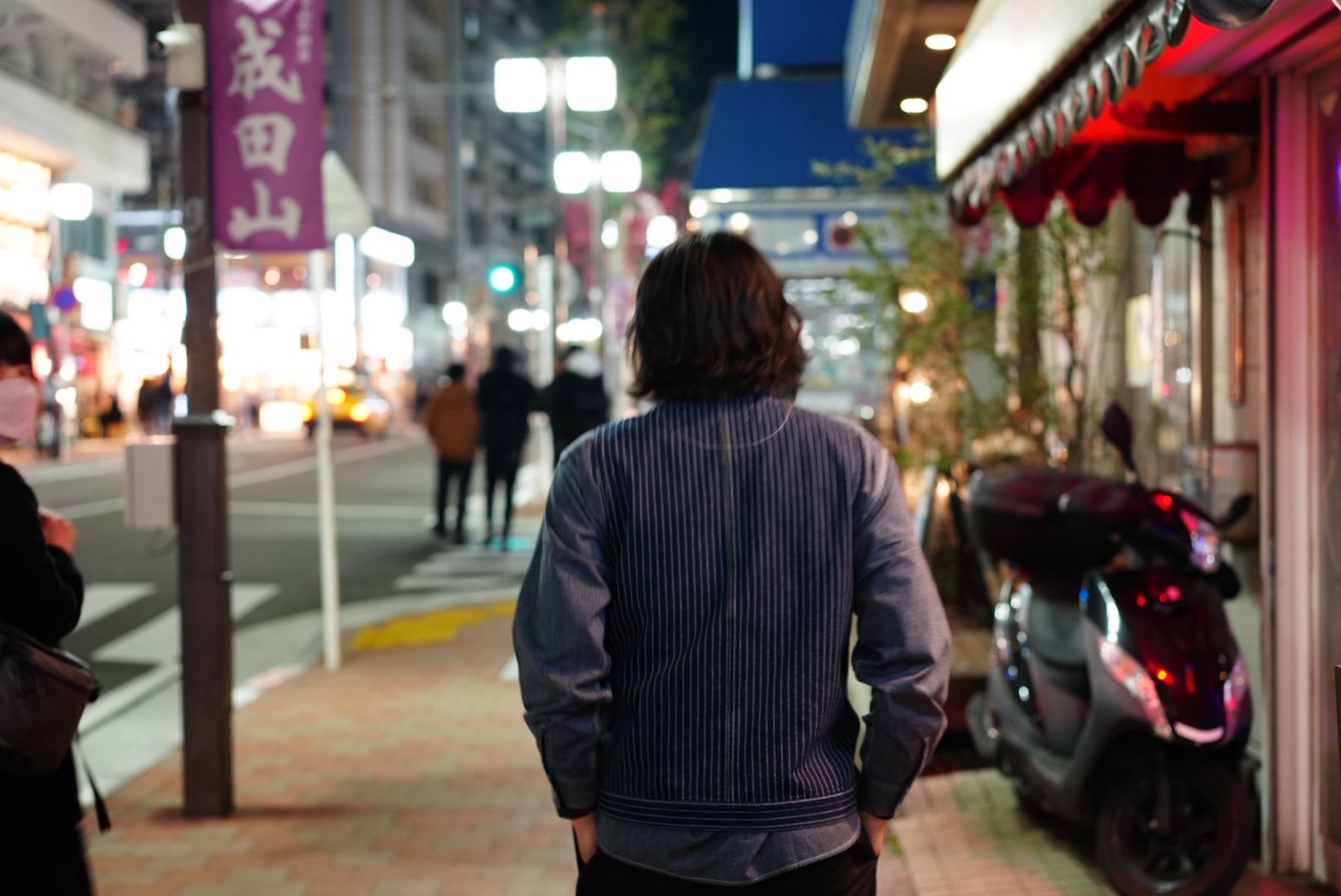 街を歩くサトシの後ろ姿