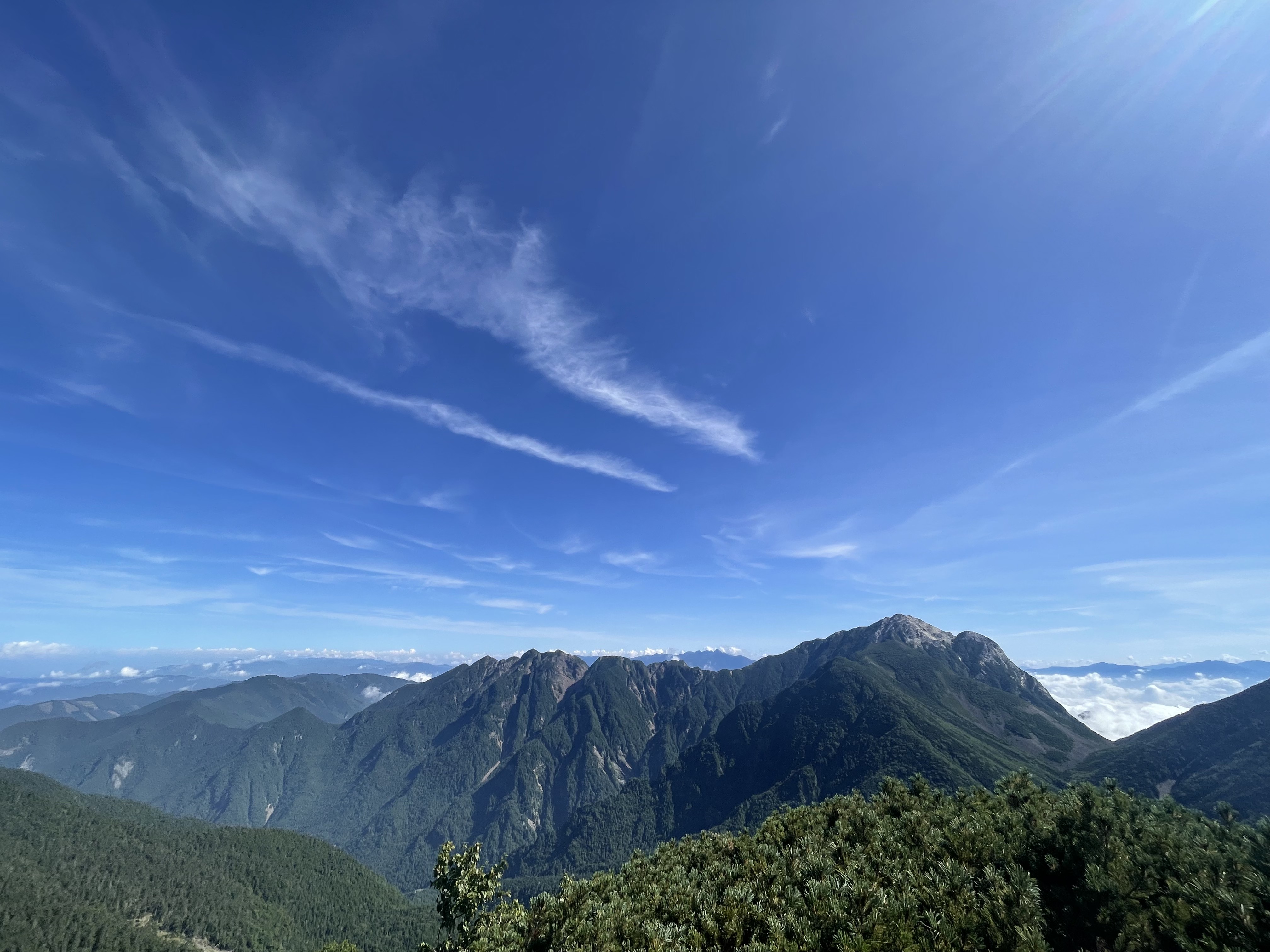 青空の下に広がる山の稜線